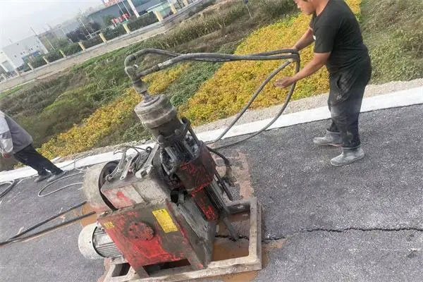 海伦马路面下沉注浆加固